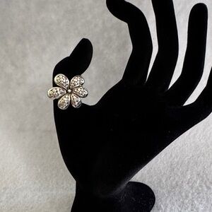 Elegant Silver Flower Ring